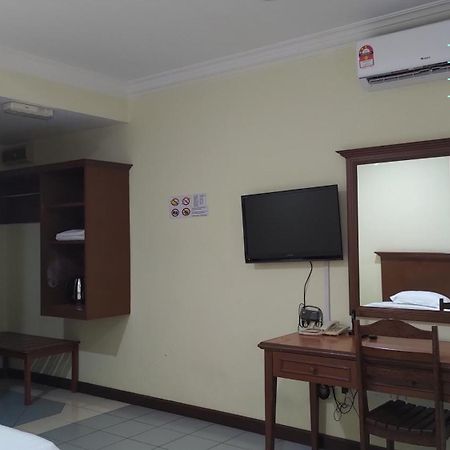The Upper Deck Hotel Кудат Екстериор снимка