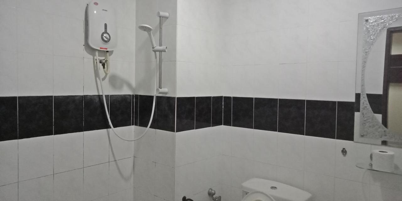 The Upper Deck Hotel Кудат Екстериор снимка