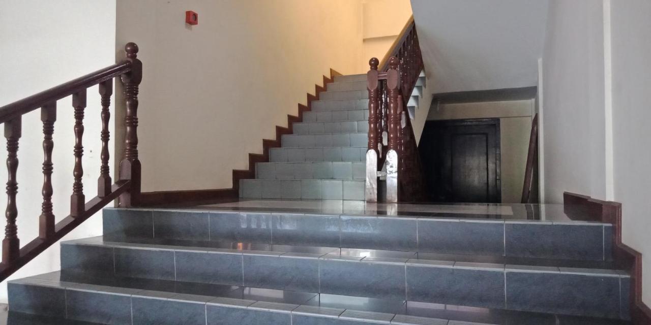 The Upper Deck Hotel Кудат Екстериор снимка