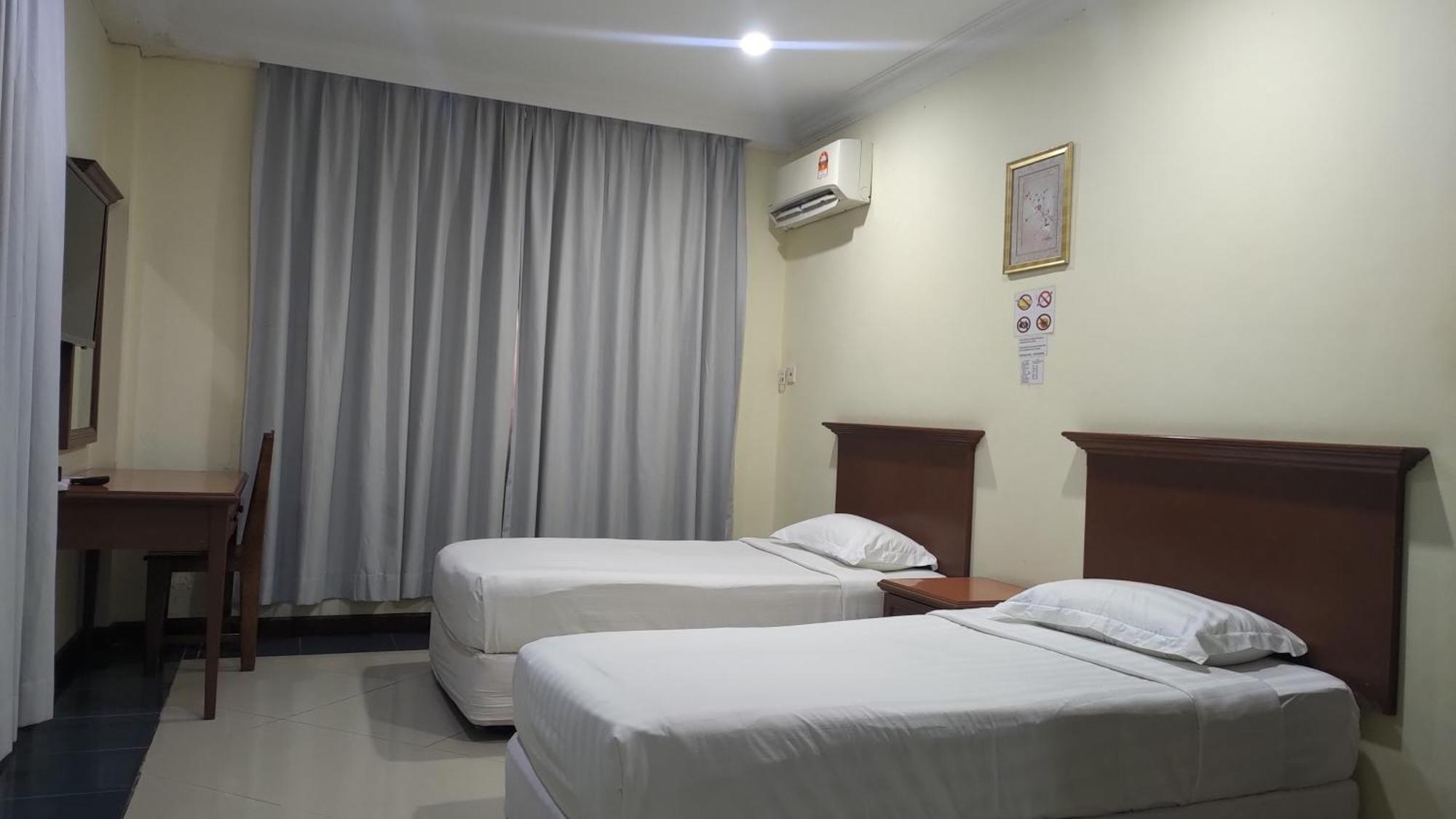 The Upper Deck Hotel Кудат Екстериор снимка
