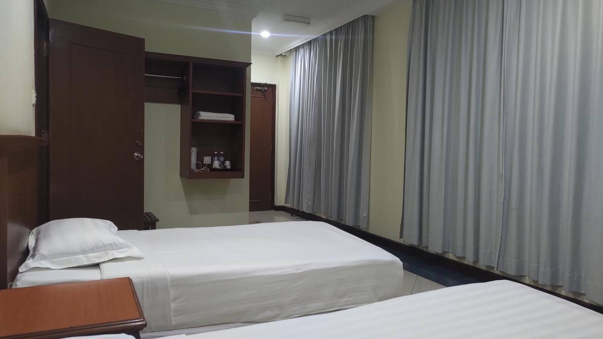 The Upper Deck Hotel Кудат Екстериор снимка