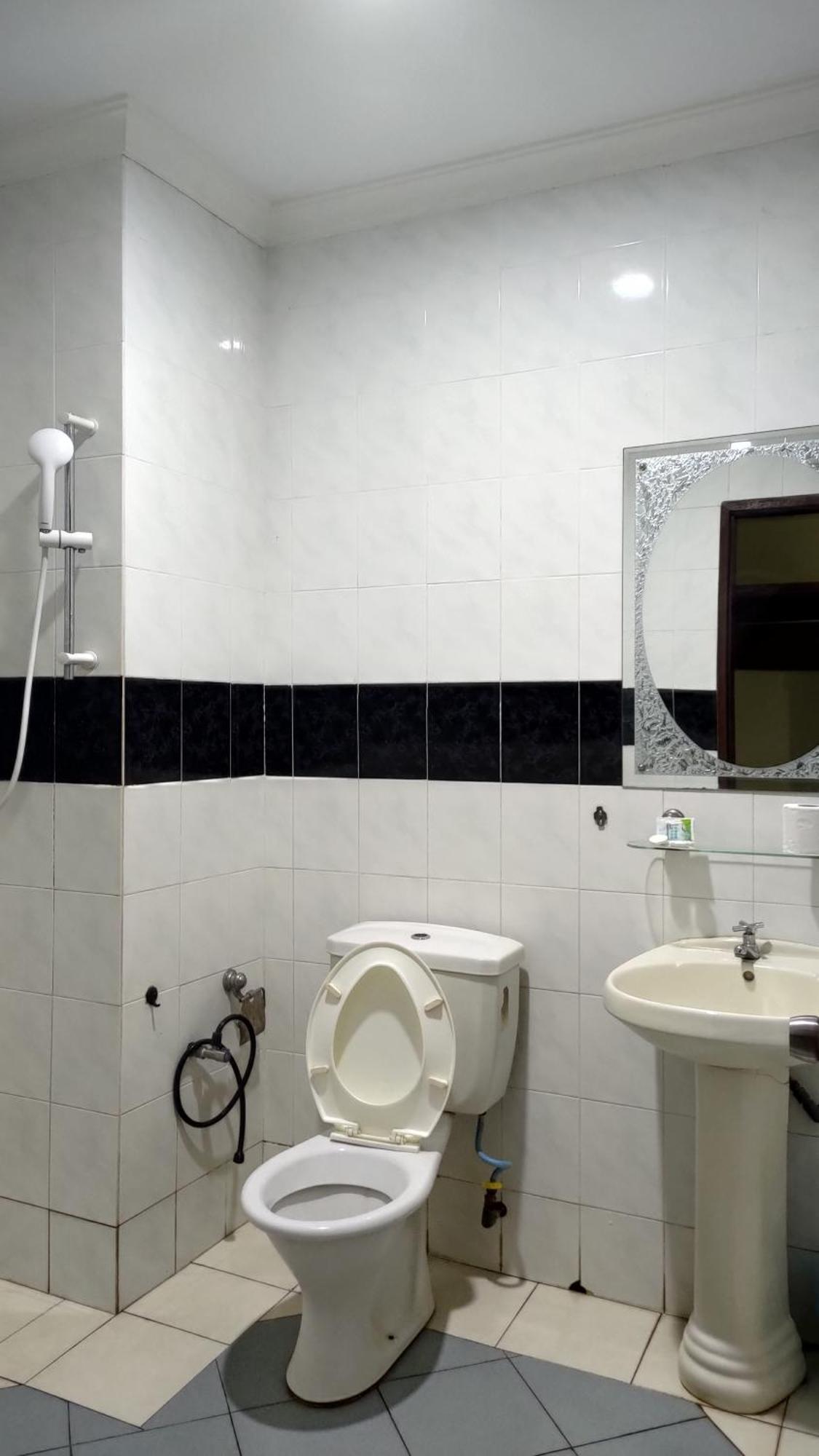 The Upper Deck Hotel Кудат Екстериор снимка