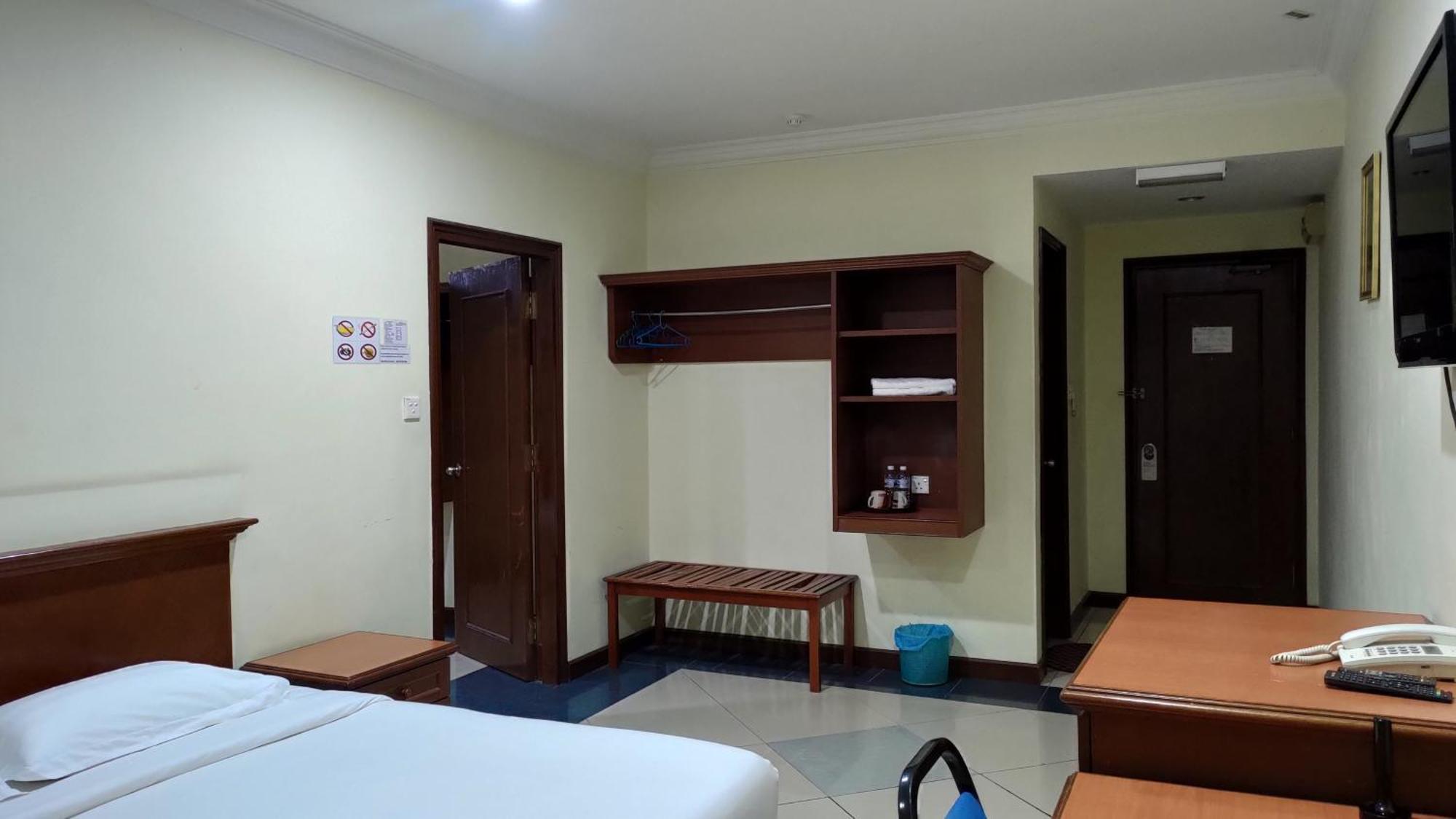 The Upper Deck Hotel Кудат Екстериор снимка